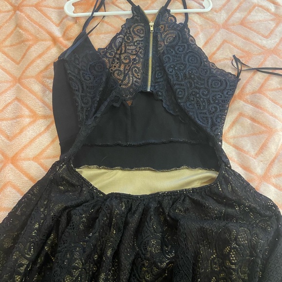 Black dress says size 10 but just fits like a medium prefect condition - Picture 2 of 2